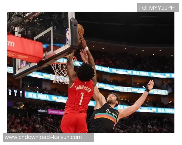 马刺与爵士激战正酣NBA赛场精彩瞬间回顾与分析